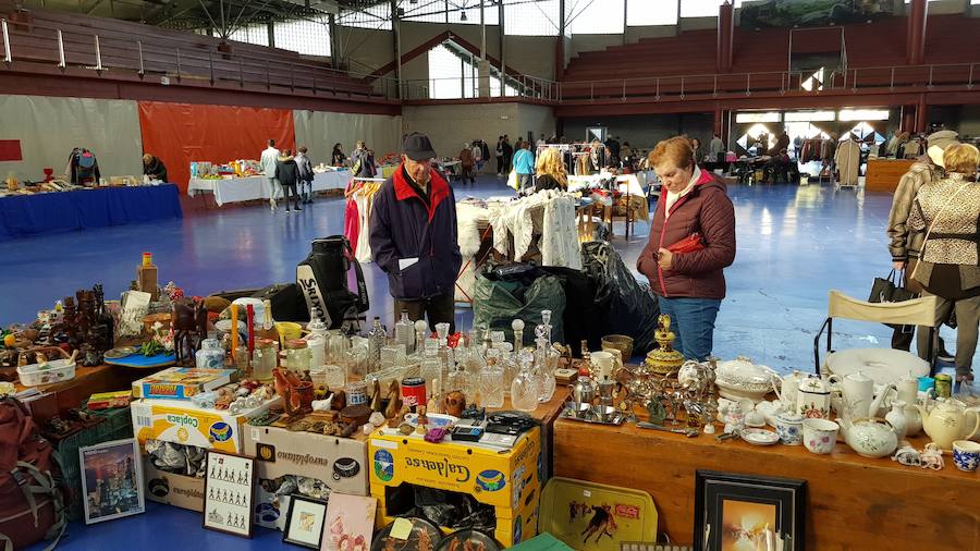 Una treintena de puestos han participado en el mercado de segunda mano de Vegadeo, un espacio en el que se han puesto a la venta ropa, juguetes, libros y una gran variedad de objetos antiguos.