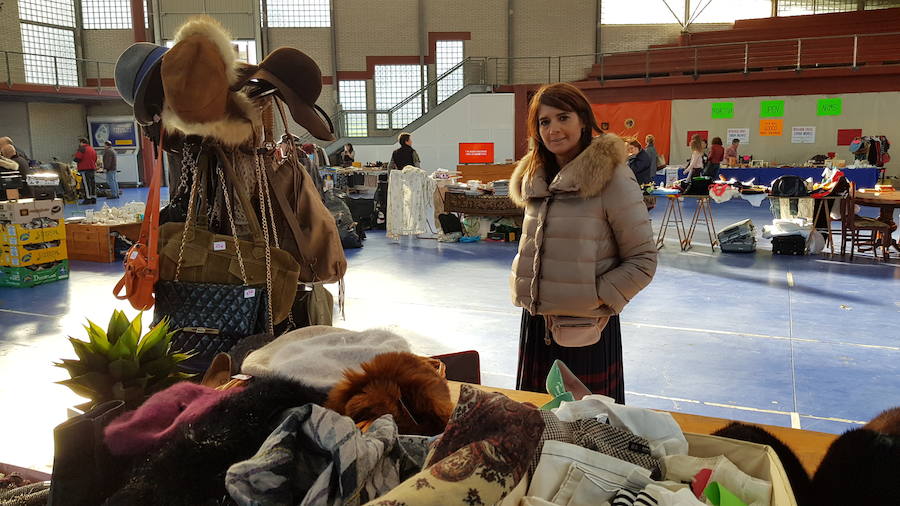 Una treintena de puestos han participado en el mercado de segunda mano de Vegadeo, un espacio en el que se han puesto a la venta ropa, juguetes, libros y una gran variedad de objetos antiguos.