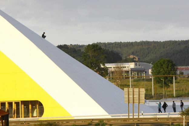 Imagen de archivo de un joven subido en el edificio del auditorio del Centro Niemeyer. 