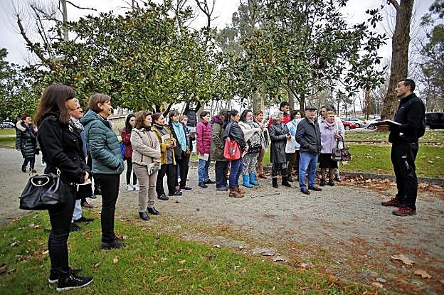 Clara González, Carmen Moriyón y el resto de visitantes atienden a las explicaciones del guía. 