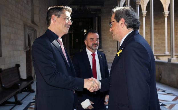 Torra -derecha- estrecha la mano del ministro de Defensa de Eslovenia durante su visita a la capital del país.