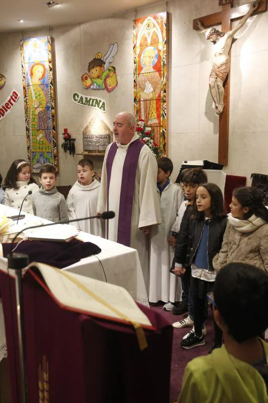 'Pochi', uno de los párrocos más queridos de Oviedo, consigue llenar la iglesia gracias a su novedosa comunicación