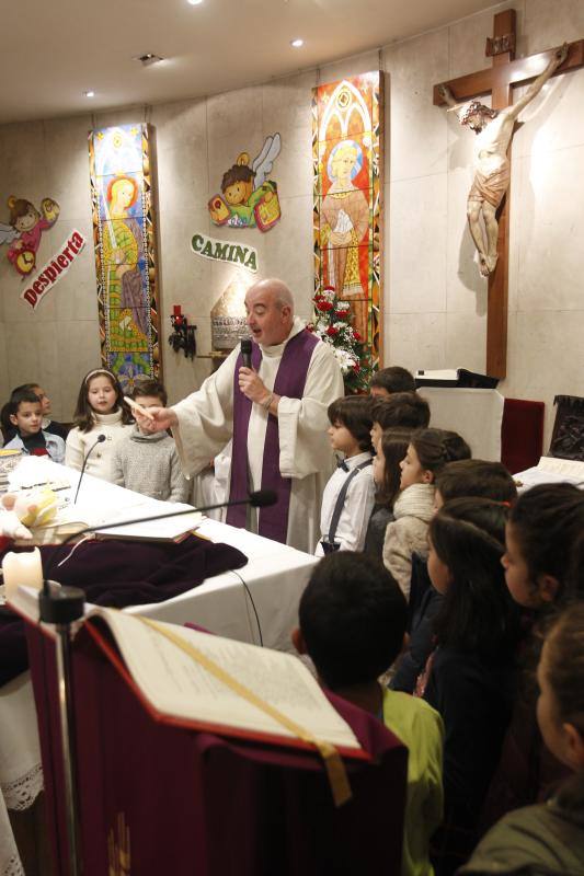'Pochi', uno de los párrocos más queridos de Oviedo, consigue llenar la iglesia gracias a su novedosa comunicación