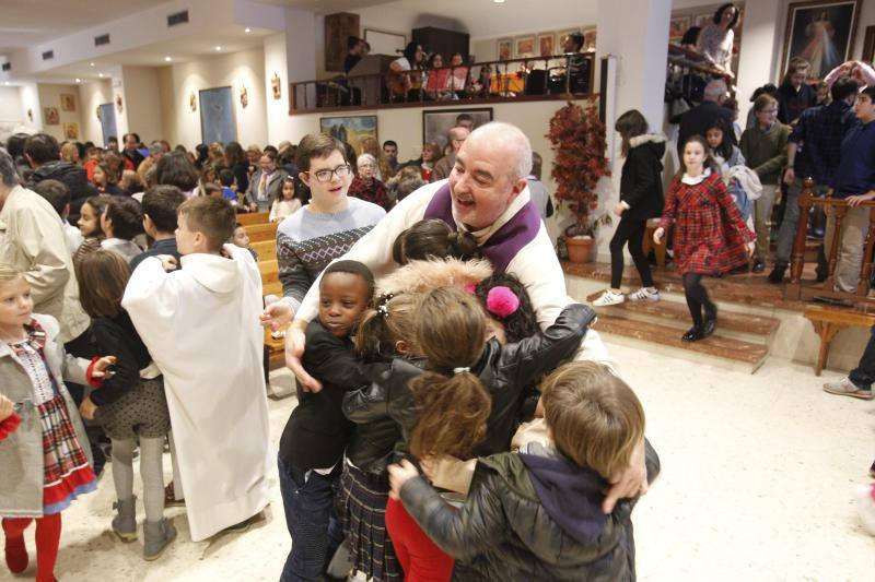 'Pochi', uno de los párrocos más queridos de Oviedo, consigue llenar la iglesia gracias a su novedosa comunicación