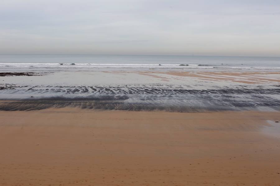 El pasado mes de abril, tras otro episodio de estas características, el Ayuntamiento de Gijón solicitó a la Universidad de Oviedo un estudio para determinar el origen de la mancha de carbón, aunque la mayoría de los expertos coinciden en apuntar como única causa el naufragio del carguero 'Castillo de Salas'.