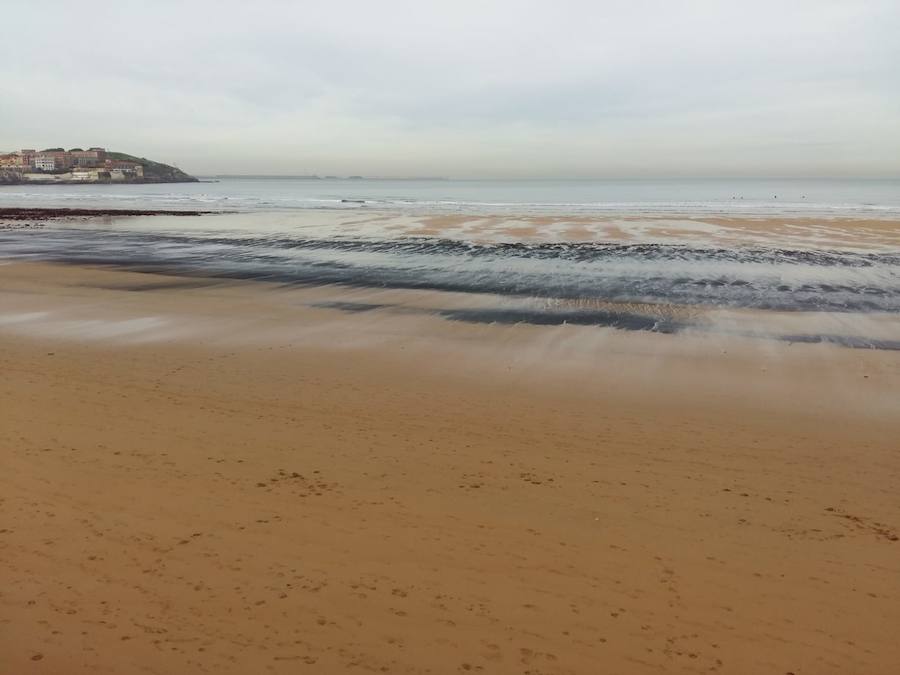 El pasado mes de abril, tras otro episodio de estas características, el Ayuntamiento de Gijón solicitó a la Universidad de Oviedo un estudio para determinar el origen de la mancha de carbón, aunque la mayoría de los expertos coinciden en apuntar como única causa el naufragio del carguero 'Castillo de Salas'.