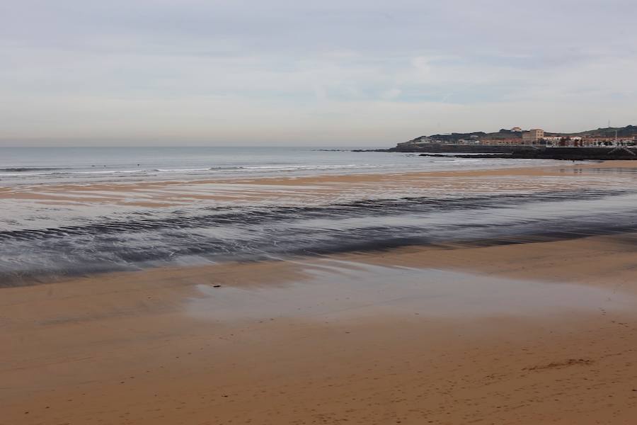 El pasado mes de abril, tras otro episodio de estas características, el Ayuntamiento de Gijón solicitó a la Universidad de Oviedo un estudio para determinar el origen de la mancha de carbón, aunque la mayoría de los expertos coinciden en apuntar como única causa el naufragio del carguero 'Castillo de Salas'.