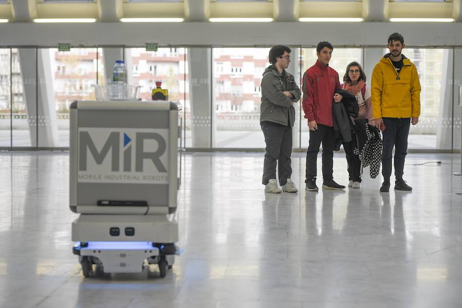 El Palacio de Congresos de la capital asturiana acoge una cita de ciencia ficción protagonizada por los asistentes robóticos del entorno social y doméstico.