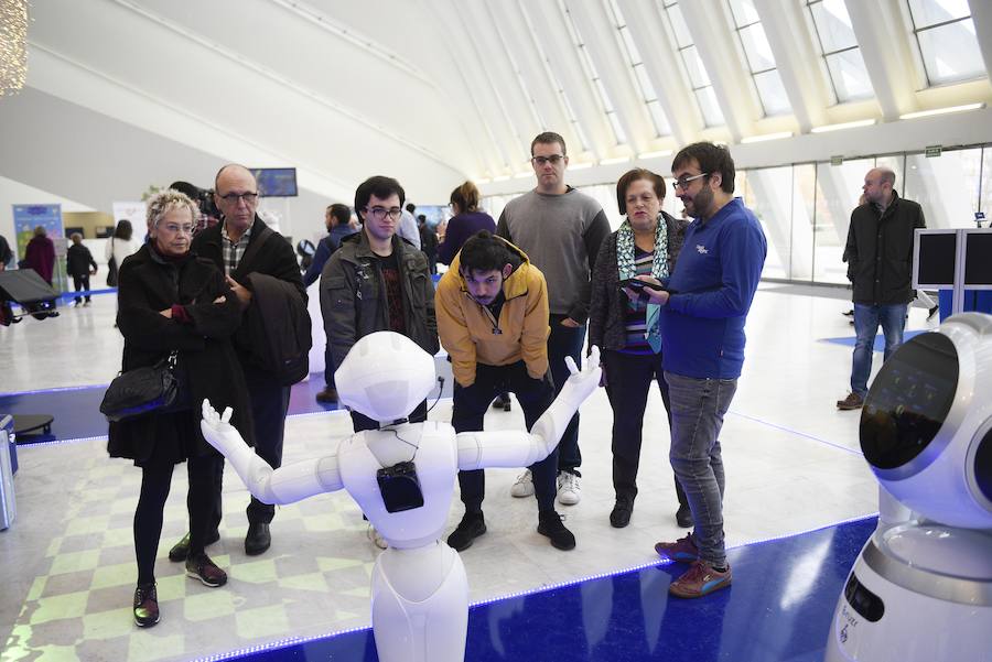 El Palacio de Congresos de la capital asturiana acoge una cita de ciencia ficción protagonizada por los asistentes robóticos del entorno social y doméstico.