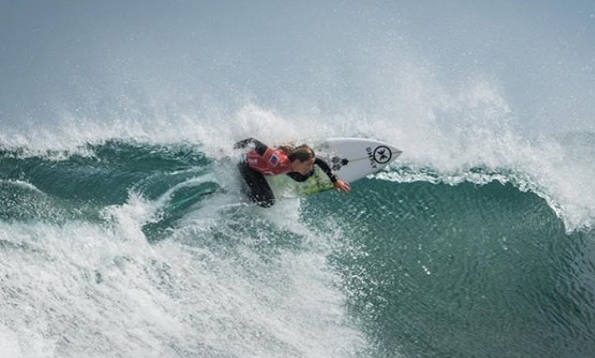 La surfista gijonesa regresó a Asturias el pasado jueves tras pasar un mes en las islas estadounidenses del Pacífico. Hawai fue su último viaje del año, un destino enfocado a desconectar y surfear por libre, una vez bajado el telón de la temporada el mes pasado en Chile.