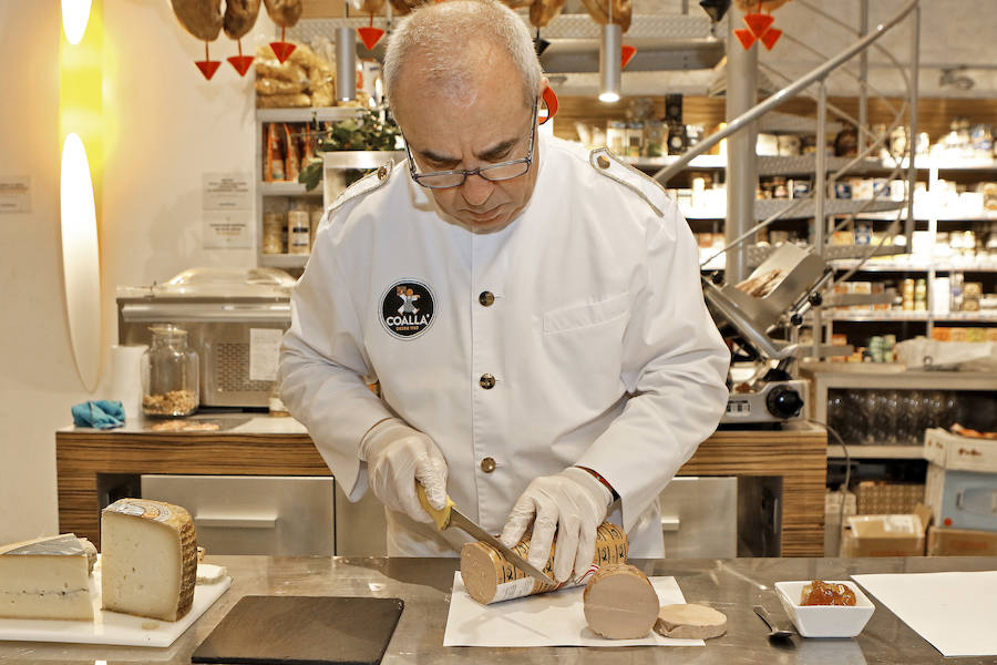 José Luis Domenech, maestro quesero de Coalla Gourmet, corta con sumo cuidado medallones de foie.