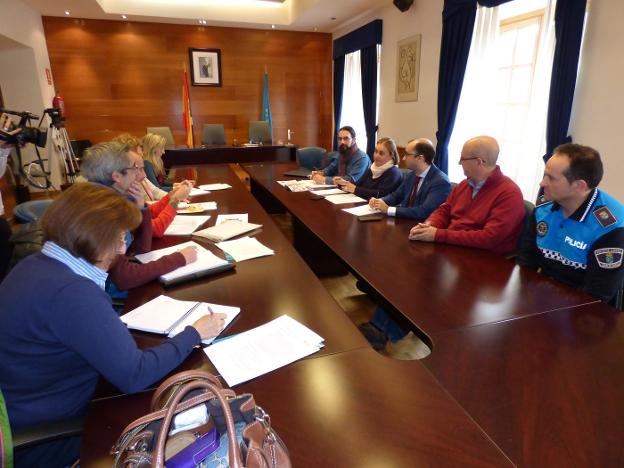 Responsables de la DGT, reunidos con el alcalde de Cangas y miembros de la Unión de Empresarios de Autoescuelas de Asturias. 
