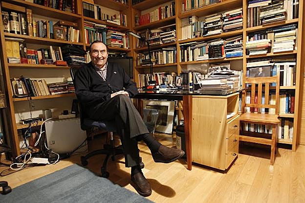Graciano García, en su biblioteca.
