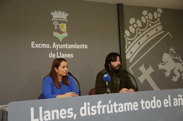 Priscila Alonso y Enrique Riestra, ayer en la rueda de prensa en el Ayuntamiento de Llanes. 
