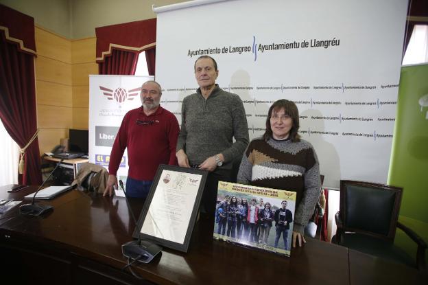 José Manuel Martín Ferrer, del Círculo Aeronáutico; Jesús Sánchez, alcalde de Langreo, y Rosana Álvarez, docente de IES de Sama 