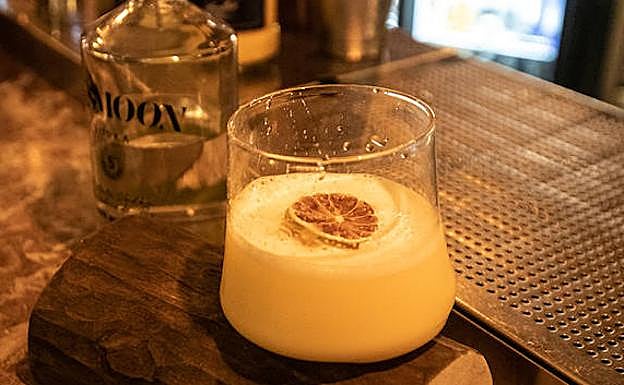 Snowball |Se trata de un trago largo elaborado a base de vodka, Advocaat (licor de huevo), lima natural y un toque de soda de cítricos