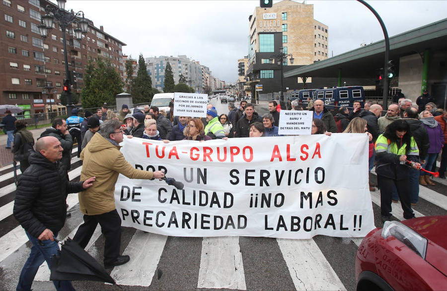 Una veintena de autobuses cubren los servicios mínimos en la segunda jornada de TUA que ha arrancado este jueves con normalidad en Oviedo.