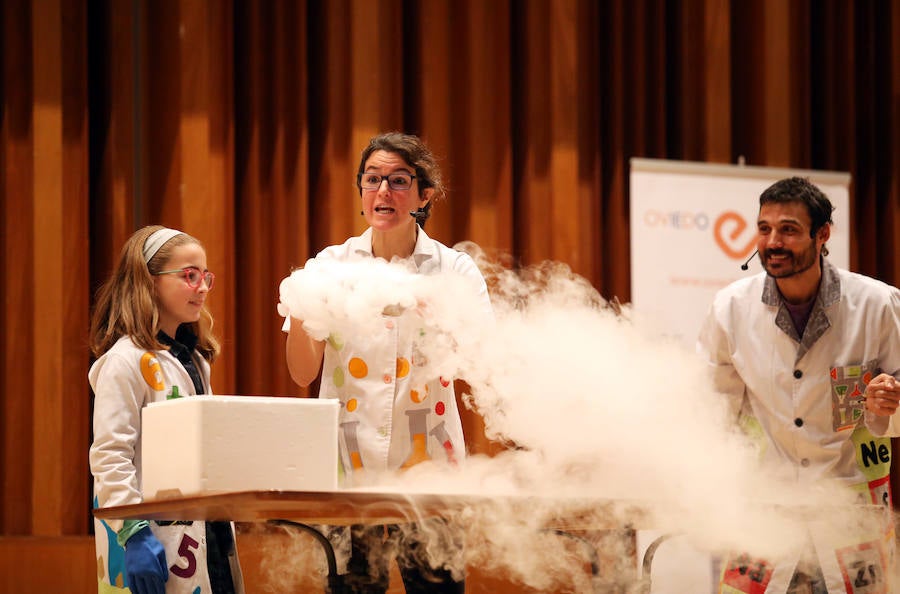 El Auditorio Príncipe Felipe de Oviedo acogió esta mañana 'Descubriendo el mundo de la Ciencia y la Tecnología', un evento al que acudieron escolares de 5º y 6º de Primaria del municipio y que tiene como objetivo acercar la ciencia al público más joven, de una forma divertida y atractiva.