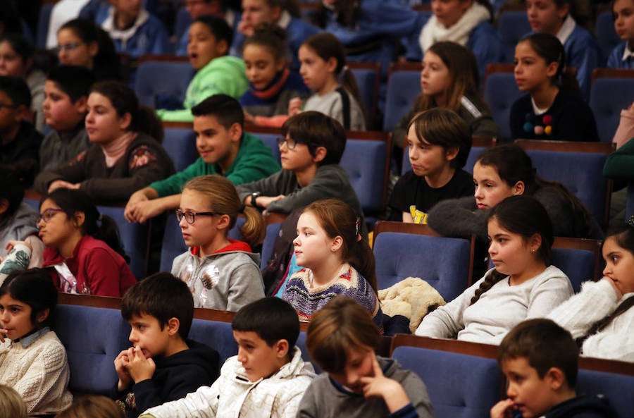 El Auditorio Príncipe Felipe de Oviedo acogió esta mañana 'Descubriendo el mundo de la Ciencia y la Tecnología', un evento al que acudieron escolares de 5º y 6º de Primaria del municipio y que tiene como objetivo acercar la ciencia al público más joven, de una forma divertida y atractiva.