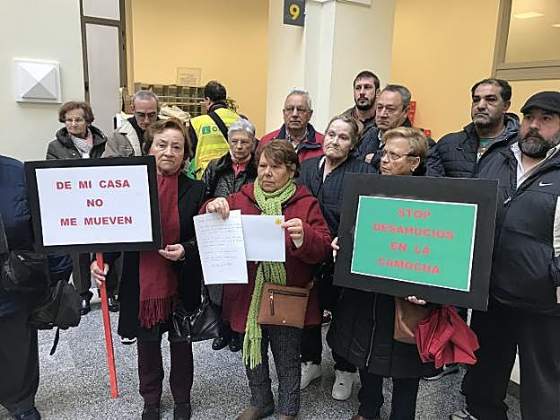 Protesta de los vecinos en riesgo de desahucio en las oficinas centrales de Correos. 