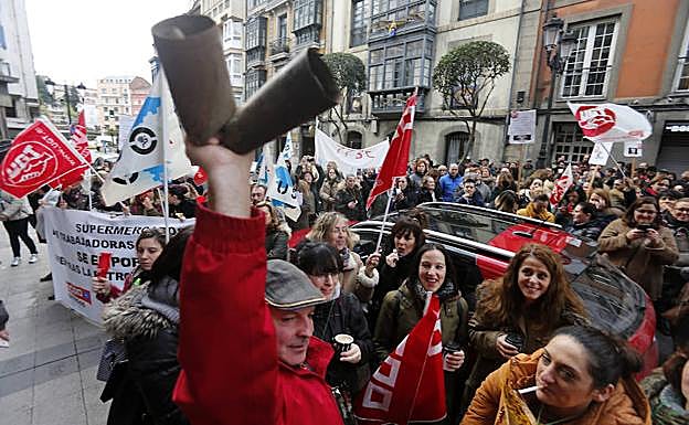 Centenares de trabajadores concentrados frente a la sede de SASEC, en Oviedo, ayer por la mañana.