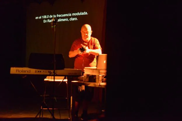 El actor César Goldi, durante su actuación. 