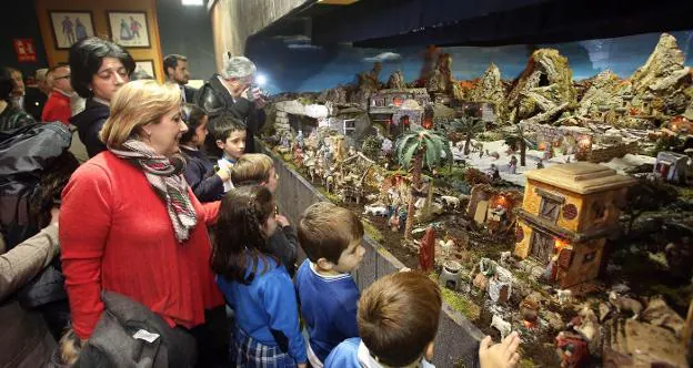 Grandes y pequeños disfrutando dl belén del Centro Asturiano. 