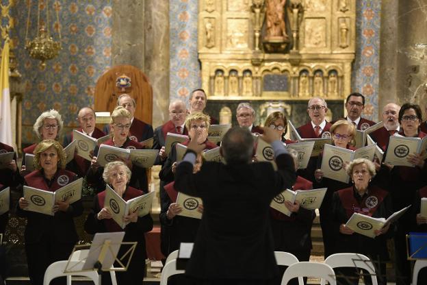 Tres coros se sumaron a este concierto. 