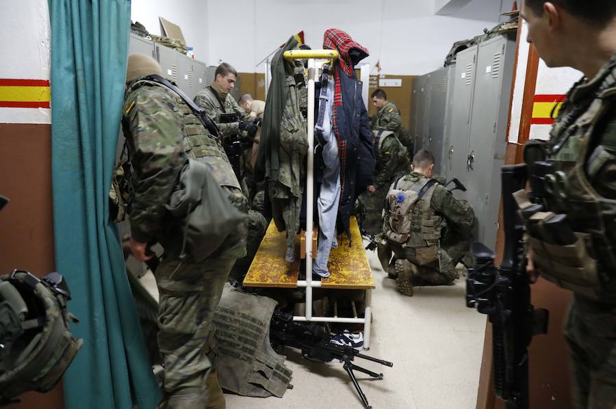 El Centro de Seguridad Marítima se convierte por una noche en un espacio industrial en un ficticio lugar ocupado por insurgentes. EL COMERCIO comparte con miembros del batallón Toledo de Cabo Noval un simulacro de entrenamiento militar nocturno