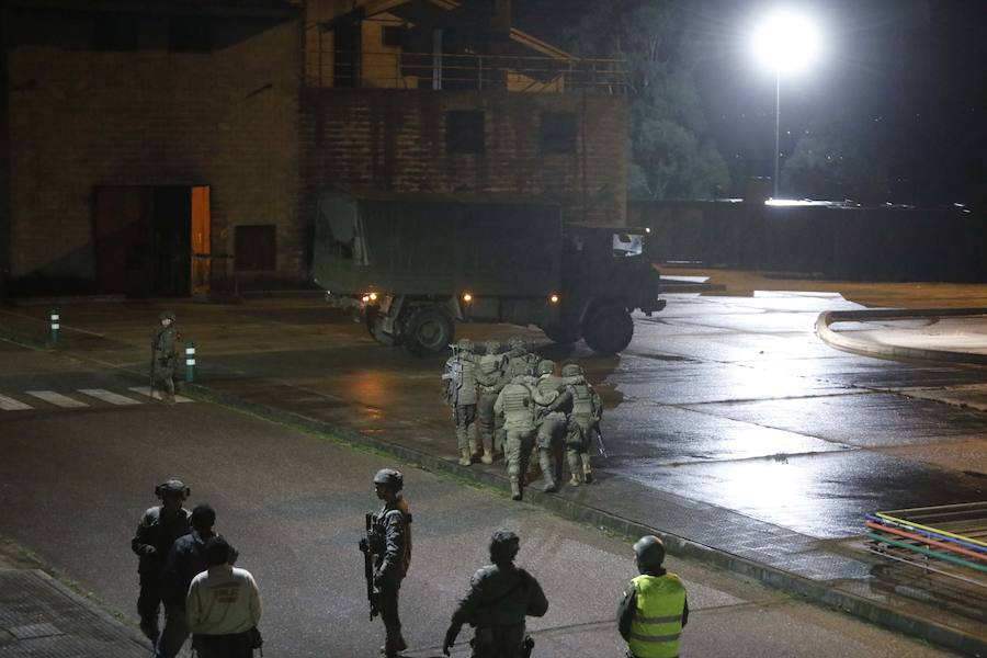 El Centro de Seguridad Marítima se convierte por una noche en un espacio industrial en un ficticio lugar ocupado por insurgentes. EL COMERCIO comparte con miembros del batallón Toledo de Cabo Noval un simulacro de entrenamiento militar nocturno