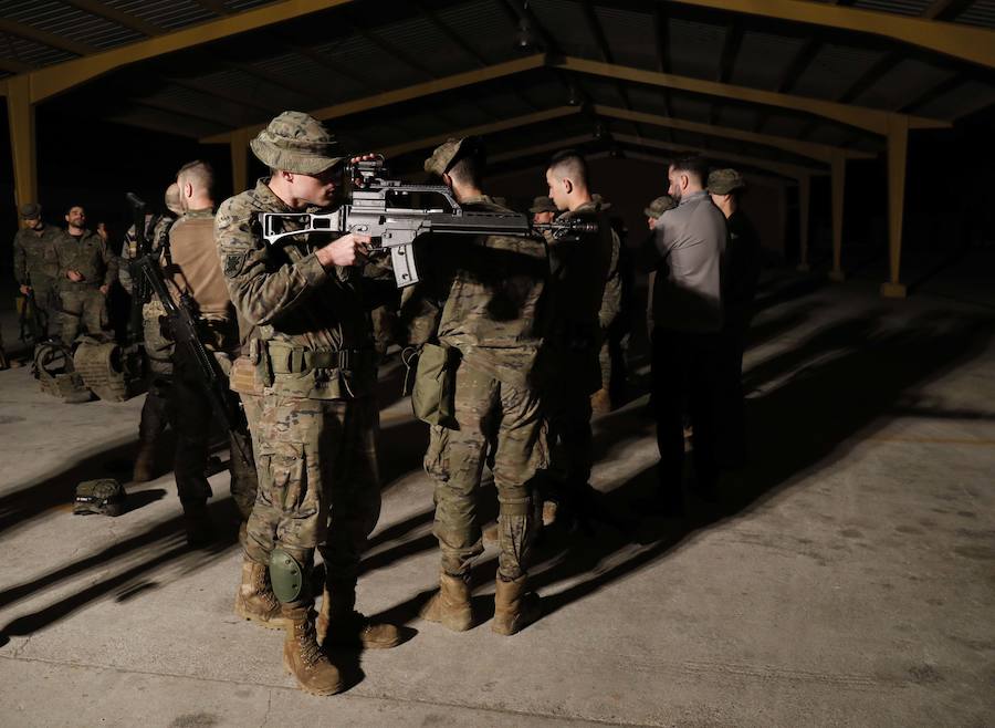 El Centro de Seguridad Marítima se convierte por una noche en un espacio industrial en un ficticio lugar ocupado por insurgentes. EL COMERCIO comparte con miembros del batallón Toledo de Cabo Noval un simulacro de entrenamiento militar nocturno