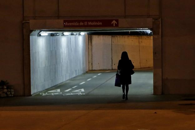 Piles. Túnel de la glorieta del Piles donde hace días un enfermo mental intentó estrangular a una mujer que transitaba sola a las diez de la noche. 