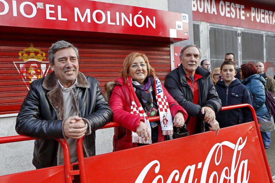 Decenas de aficionados del Sporting acudieron esta tarde a las taquillas de El Molinón para hacer con una de las 400 entradas puestas a la venta para los abonados.