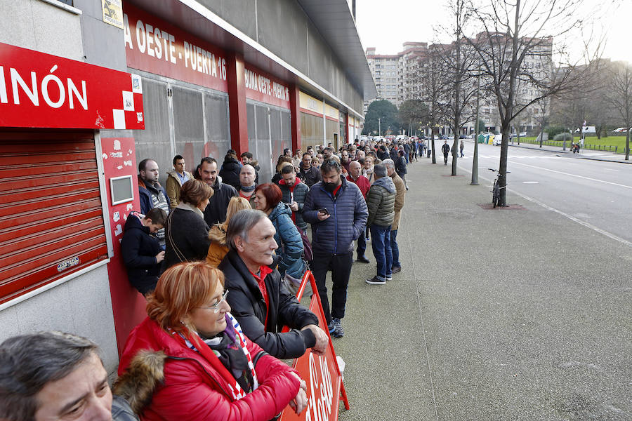Decenas de aficionados del Sporting acudieron esta tarde a las taquillas de El Molinón para hacer con una de las 400 entradas puestas a la venta para los abonados.
