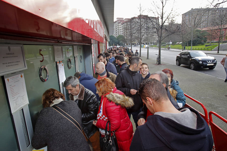 Decenas de aficionados del Sporting acudieron esta tarde a las taquillas de El Molinón para hacer con una de las 400 entradas puestas a la venta para los abonados.