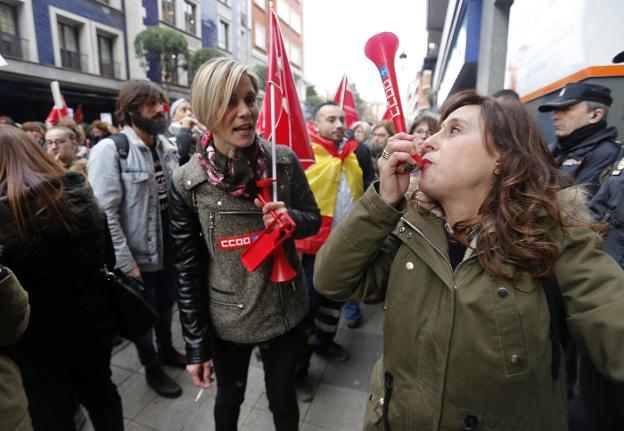 Los trabajadores del sector minorista exhibieron músculo el viernes concentrándose frente al SASEC mientras se negociaba el convenio. 