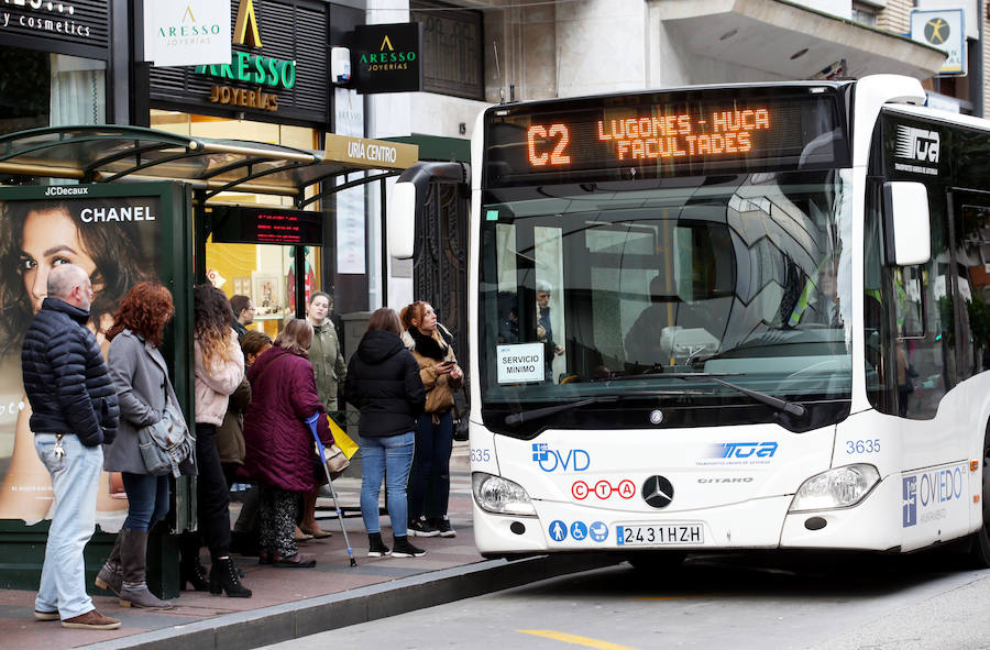 La tercera jornada de huelga en TUA, empresa concesionaria del servicio urbano de autobús de Oviedo, se desarrolla sin incidencias y con el cumplimiento de los servicios mínimos