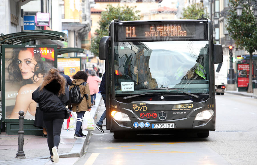 La tercera jornada de huelga en TUA, empresa concesionaria del servicio urbano de autobús de Oviedo, se desarrolla sin incidencias y con el cumplimiento de los servicios mínimos