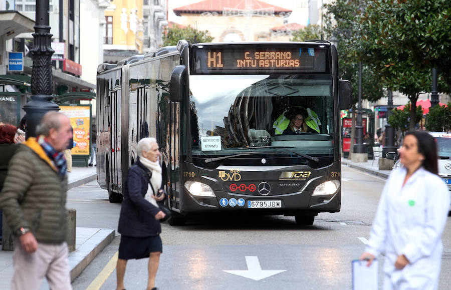 La tercera jornada de huelga en TUA, empresa concesionaria del servicio urbano de autobús de Oviedo, se desarrolla sin incidencias y con el cumplimiento de los servicios mínimos