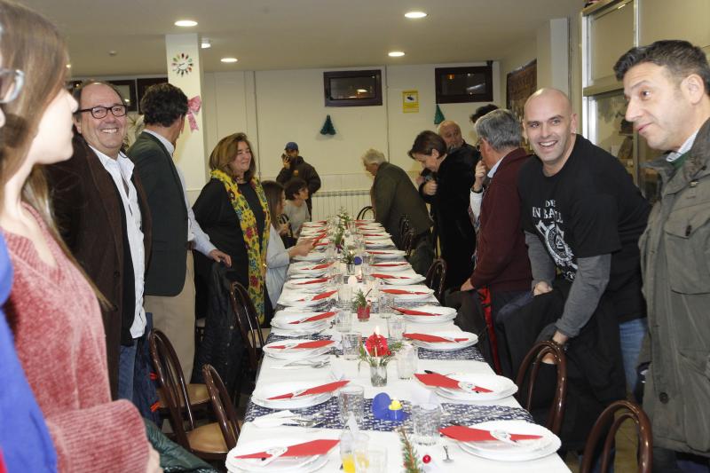 La alcaldesa y concejales de todos los grupos políticos compartieron mesa con usuarios, trabajadores y volutnarios de la institución