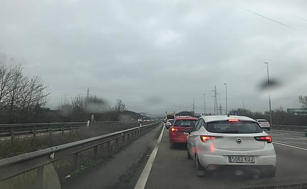 El mal tiempo provoca fuertes retenciones en la 'Y' entre Oviedo y Gijón
