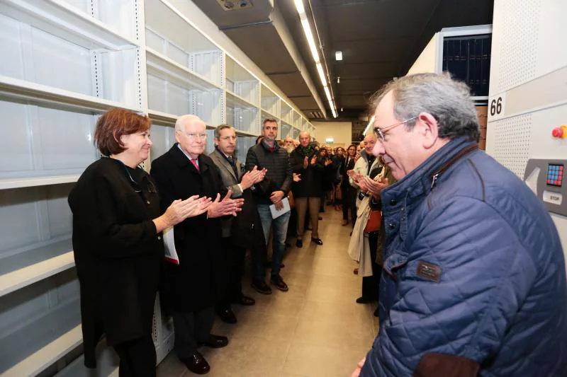 Tras 16 años de itinerancia, sus 887 títulos y 32.000 volúmenes ocupan ya casi dos kilómetros de estanterías en la Escuela de Comercio.