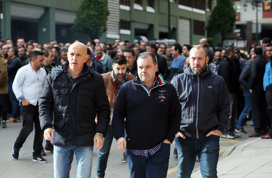 Los sindicalistas que negocian el nuevo plande la hullera pública han decidido mantener el encierro en «asamblea permanente» en la sede de Oviedo como medida de presión ante la ausencia de una propuesta por parte de la empresa. En el exterior, han cortado el tráfico