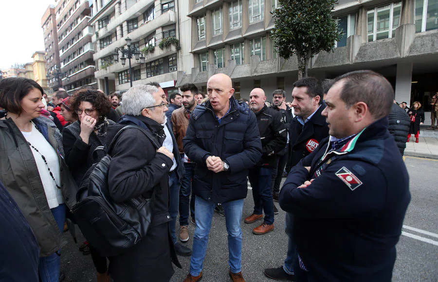 Los sindicalistas que negocian el nuevo plande la hullera pública han decidido mantener el encierro en «asamblea permanente» en la sede de Oviedo como medida de presión ante la ausencia de una propuesta por parte de la empresa. En el exterior, han cortado el tráfico