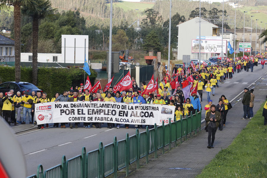 Los empleados de las plantas gallega y asturiana protagonizan una marcha desde las localidades de Castropol y Ribadeo en defensa del mantenimiento de la empresa.