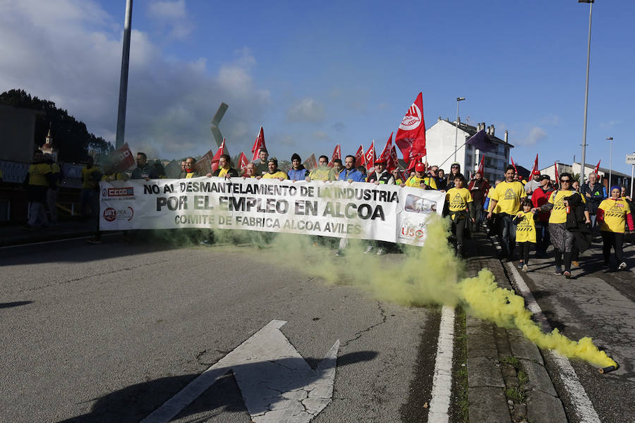 Los empleados de las plantas gallega y asturiana protagonizan una marcha desde las localidades de Castropol y Ribadeo en defensa del mantenimiento de la empresa.