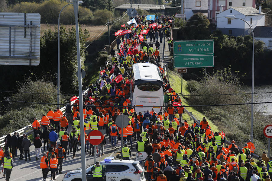 Los empleados de las plantas gallega y asturiana protagonizan una marcha desde las localidades de Castropol y Ribadeo en defensa del mantenimiento de la empresa.