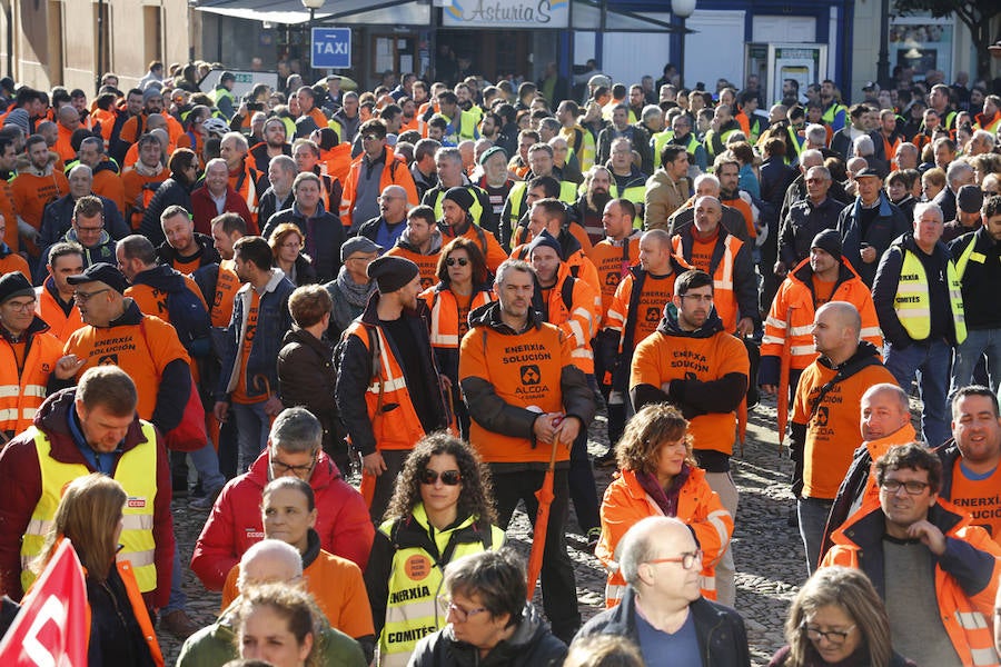 Los empleados de las plantas gallega y asturiana protagonizan una marcha desde las localidades de Castropol y Ribadeo en defensa del mantenimiento de la empresa.