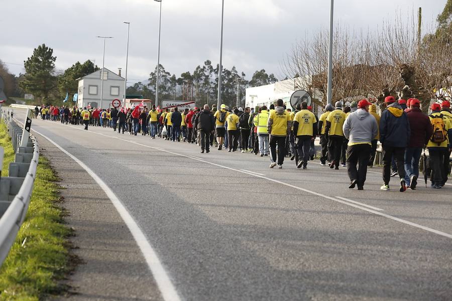 Los empleados de las plantas gallega y asturiana protagonizan una marcha desde las localidades de Castropol y Ribadeo en defensa del mantenimiento de la empresa.