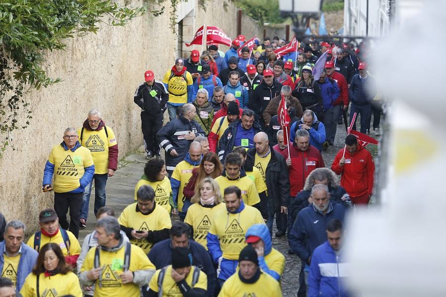 Los empleados de las plantas gallega y asturiana protagonizan una marcha desde las localidades de Castropol y Ribadeo en defensa del mantenimiento de la empresa.